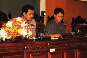 Anggota DPRD Kuningan saat menerima pengaduan puluhan pkltamkot.